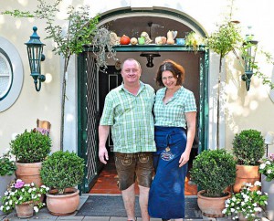 "Wir haben unser Bestes gegeben": Simona Tausova und Erhard Skoda haben zehn Jahre lang mit Erfolg den "Mühlhamer Keller" geführt. − Fotos: Schwarzbözl