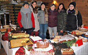 Leckere Stärkung für die Marktbesucher: Frauenbund-Mitglieder präsentieren ihr Kuchenbuffet.