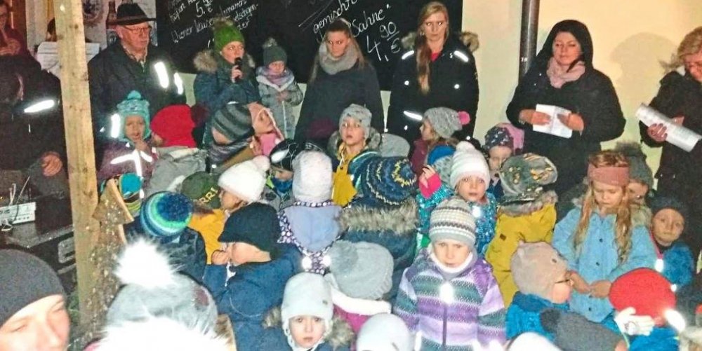 Die Buben und Mädchen des Kindergartens St. Josef bei ihrem Auftritt − Foto: Schwinger